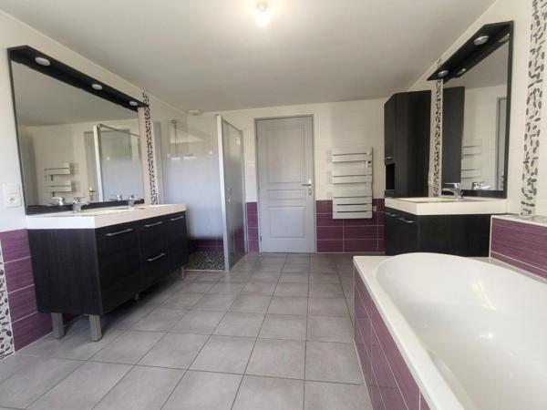 Séjour lumineux et grand terrain constructible