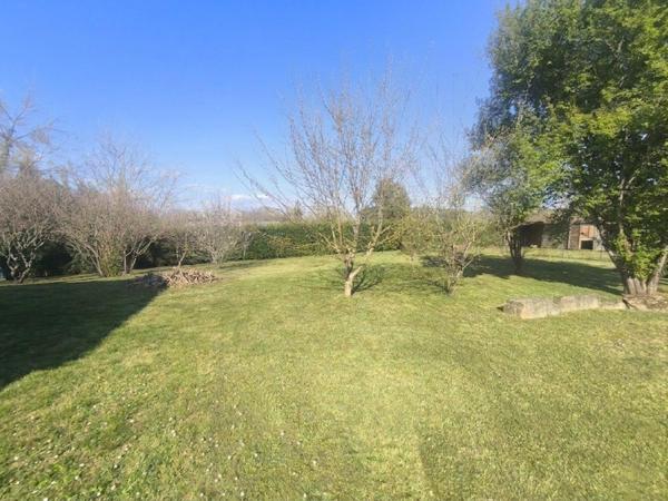 Séjour lumineux et grand terrain constructible