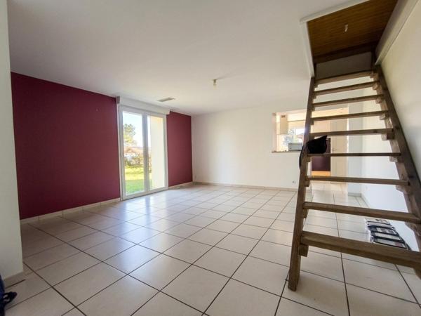 Séjour lumineux et grand terrain constructible