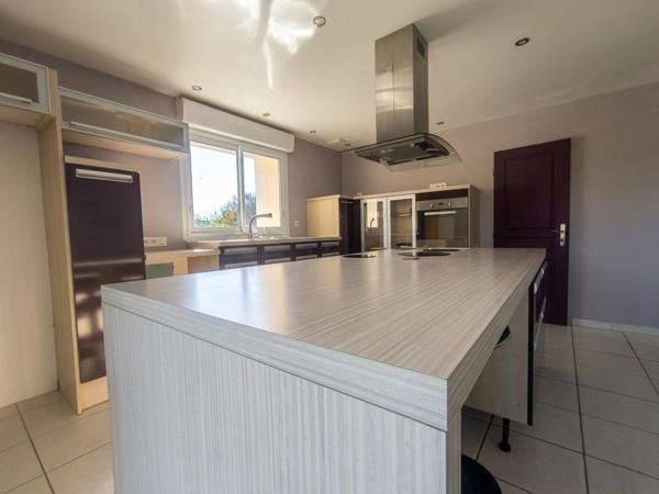 Séjour lumineux et grand terrain constructible