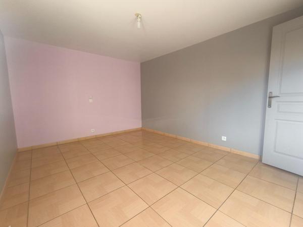 Séjour lumineux et grand terrain constructible