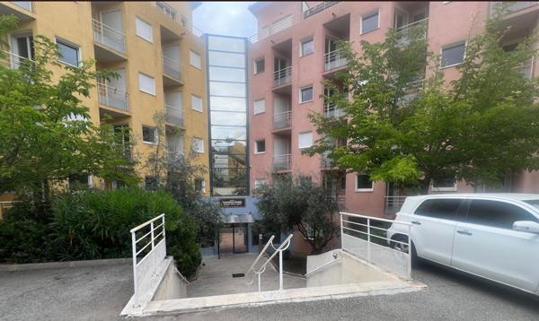a - 1 appartement de type T2 dans un immeuble à CORTE