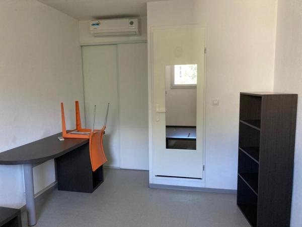 a - 1 appartement de type T2 dans un immeuble à CORTE