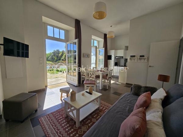 BSK IMMOBILIER - ALIX LAGARDERE - BADEN (GOLFE DU MORBIHAN)

COUP DE CŒUR GARANTI pour ce superbe appartement vendu entièrement meublé et décoré, situé dans un environnement d’exception !

Idéalement situé au rez-de-chaussée d’un château ancien entièrement rénové en 2012 avec piscine chauffée et magnifique parc arboré d’environ 2 hectares, à seulement 1 km du bourg de Baden et de toutes ses commodités.

Ce charmant appartement, d’une surface d’environ 56 m², comprend :
Une cuisine aménagée et équipée ouverte sur une agréable et lumineuse pièce de vie avec rangements intégrés et vue sur la piscine, une chambre avec placard et bureau, une  deuxième chambre avec placard comprenant un lit simple et un lit superposé, une vaste salle d’eau avec WC.

➕ Les atouts :
- Le château a été entièrement rénové en 2012, vous profitez ainsi du charme de l’ancien tout en bénéficiant du confort d'une construction récente.
- Belle hauteur sous plafond offrant une impression d'espace et une belle luminosité.
- Habitation à l’année et location saisonnière autorisées.
- Charges 2300 € ( dont eau, electricité, charges de copropriété).
- Aucun travaux à prévoir.

Vous recherchez un pied-à-terre en Bretagne, un investissement locatif ou simplement un lieu où poser vos valises dans un cadre privilégié ?
Cet appartement s’adapte à tous vos projets !

Pour visiter et vous accompagner dans votre projet, contactez Alix Lagardère !

Évaluation gratuite de votre bien sous 48h (succession ou projet de vente).
Je serai ravie de vous accompagner personnellement et avec professionnalisme dans toutes les étapes de votre projet immobilier !