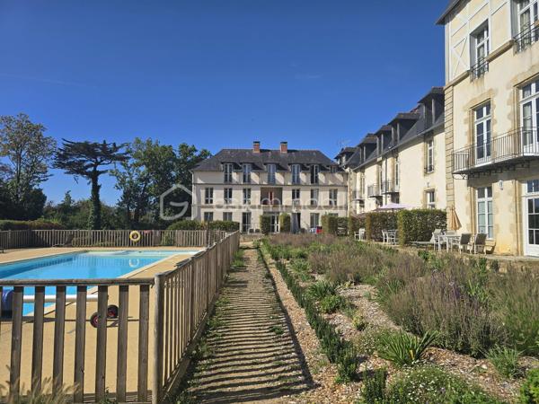 BSK IMMOBILIER - ALIX LAGARDERE - BADEN (GOLFE DU MORBIHAN)

COUP DE CŒUR GARANTI pour ce superbe appartement vendu entièrement meublé et décoré, situé dans un environnement d’exception !

Idéalement situé au rez-de-chaussée d’un château ancien entièrement rénové en 2012 avec piscine chauffée et magnifique parc arboré d’environ 2 hectares, à seulement 1 km du bourg de Baden et de toutes ses commodités.

Ce charmant appartement, d’une surface d’environ 56 m², comprend :
Une cuisine aménagée et équipée ouverte sur une agréable et lumineuse pièce de vie avec rangements intégrés et vue sur la piscine, une chambre avec placard et bureau, une  deuxième chambre avec placard comprenant un lit simple et un lit superposé, une vaste salle d’eau avec WC.

➕ Les atouts :
- Le château a été entièrement rénové en 2012, vous profitez ainsi du charme de l’ancien tout en bénéficiant du confort d'une construction récente.
- Belle hauteur sous plafond offrant une impression d'espace et une belle luminosité.
- Habitation à l’année et location saisonnière autorisées.
- Charges 2300 € ( dont eau, electricité, charges de copropriété).
- Aucun travaux à prévoir.

Vous recherchez un pied-à-terre en Bretagne, un investissement locatif ou simplement un lieu où poser vos valises dans un cadre privilégié ?
Cet appartement s’adapte à tous vos projets !

Pour visiter et vous accompagner dans votre projet, contactez Alix Lagardère !

Évaluation gratuite de votre bien sous 48h (succession ou projet de vente).
Je serai ravie de vous accompagner personnellement et avec professionnalisme dans toutes les étapes de votre projet immobilier !