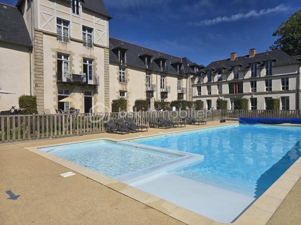 BSK IMMOBILIER - ALIX LAGARDERE - BADEN (GOLFE DU MORBIHAN)

COUP DE CŒUR GARANTI pour ce superbe appartement vendu entièrement meublé et décoré, situé dans un environnement d’exception !

Idéalement situé au rez-de-chaussée d’un château ancien entièrement rénové en 2012 avec piscine chauffée et magnifique parc arboré d’environ 2 hectares, à seulement 1 km du bourg de Baden et de toutes ses commodités.

Ce charmant appartement, d’une surface d’environ 56 m², comprend :
Une cuisine aménagée et équipée ouverte sur une agréable et lumineuse pièce de vie avec rangements intégrés et vue sur la piscine, une chambre avec placard et bureau, une  deuxième chambre avec placard comprenant un lit simple et un lit superposé, une vaste salle d’eau avec WC.

➕ Les atouts :
- Le château a été entièrement rénové en 2012, vous profitez ainsi du charme de l’ancien tout en bénéficiant du confort d'une construction récente.
- Belle hauteur sous plafond offrant une impression d'espace et une belle luminosité.
- Habitation à l’année et location saisonnière autorisées.
- Charges 2300 € ( dont eau, electricité, charges de copropriété).
- Aucun travaux à prévoir.

Vous recherchez un pied-à-terre en Bretagne, un investissement locatif ou simplement un lieu où poser vos valises dans un cadre privilégié ?
Cet appartement s’adapte à tous vos projets !

Pour visiter et vous accompagner dans votre projet, contactez Alix Lagardère !

Évaluation gratuite de votre bien sous 48h (succession ou projet de vente).
Je serai ravie de vous accompagner personnellement et avec professionnalisme dans toutes les étapes de votre projet immobilier !