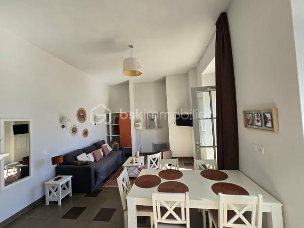 BSK IMMOBILIER - ALIX LAGARDERE - BADEN (GOLFE DU MORBIHAN)

COUP DE CŒUR GARANTI pour ce superbe appartement vendu entièrement meublé et décoré, situé dans un environnement d’exception !

Idéalement situé au rez-de-chaussée d’un château ancien entièrement rénové en 2012 avec piscine chauffée et magnifique parc arboré d’environ 2 hectares, à seulement 1 km du bourg de Baden et de toutes ses commodités.

Ce charmant appartement, d’une surface d’environ 56 m², comprend :
Une cuisine aménagée et équipée ouverte sur une agréable et lumineuse pièce de vie avec rangements intégrés et vue sur la piscine, une chambre avec placard et bureau, une  deuxième chambre avec placard comprenant un lit simple et un lit superposé, une vaste salle d’eau avec WC.

➕ Les atouts :
- Le château a été entièrement rénové en 2012, vous profitez ainsi du charme de l’ancien tout en bénéficiant du confort d'une construction récente.
- Belle hauteur sous plafond offrant une impression d'espace et une belle luminosité.
- Habitation à l’année et location saisonnière autorisées.
- Charges 2300 € ( dont eau, electricité, charges de copropriété).
- Aucun travaux à prévoir.

Vous recherchez un pied-à-terre en Bretagne, un investissement locatif ou simplement un lieu où poser vos valises dans un cadre privilégié ?
Cet appartement s’adapte à tous vos projets !

Pour visiter et vous accompagner dans votre projet, contactez Alix Lagardère !

Évaluation gratuite de votre bien sous 48h (succession ou projet de vente).
Je serai ravie de vous accompagner personnellement et avec professionnalisme dans toutes les étapes de votre projet immobilier !