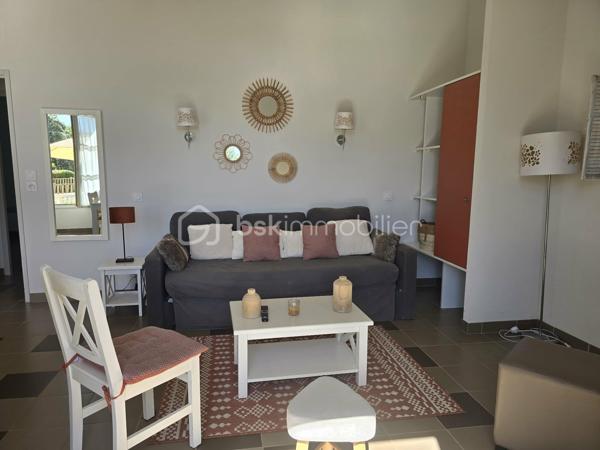 BSK IMMOBILIER - ALIX LAGARDERE - BADEN (GOLFE DU MORBIHAN)

COUP DE CŒUR GARANTI pour ce superbe appartement vendu entièrement meublé et décoré, situé dans un environnement d’exception !

Idéalement situé au rez-de-chaussée d’un château ancien entièrement rénové en 2012 avec piscine chauffée et magnifique parc arboré d’environ 2 hectares, à seulement 1 km du bourg de Baden et de toutes ses commodités.

Ce charmant appartement, d’une surface d’environ 56 m², comprend :
Une cuisine aménagée et équipée ouverte sur une agréable et lumineuse pièce de vie avec rangements intégrés et vue sur la piscine, une chambre avec placard et bureau, une  deuxième chambre avec placard comprenant un lit simple et un lit superposé, une vaste salle d’eau avec WC.

➕ Les atouts :
- Le château a été entièrement rénové en 2012, vous profitez ainsi du charme de l’ancien tout en bénéficiant du confort d'une construction récente.
- Belle hauteur sous plafond offrant une impression d'espace et une belle luminosité.
- Habitation à l’année et location saisonnière autorisées.
- Charges 2300 € ( dont eau, electricité, charges de copropriété).
- Aucun travaux à prévoir.

Vous recherchez un pied-à-terre en Bretagne, un investissement locatif ou simplement un lieu où poser vos valises dans un cadre privilégié ?
Cet appartement s’adapte à tous vos projets !

Pour visiter et vous accompagner dans votre projet, contactez Alix Lagardère !

Évaluation gratuite de votre bien sous 48h (succession ou projet de vente).
Je serai ravie de vous accompagner personnellement et avec professionnalisme dans toutes les étapes de votre projet immobilier !