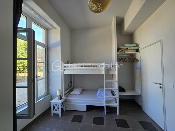 BSK IMMOBILIER - ALIX LAGARDERE - BADEN (GOLFE DU MORBIHAN)

COUP DE CŒUR GARANTI pour ce superbe appartement vendu entièrement meublé et décoré, situé dans un environnement d’exception !

Idéalement situé au rez-de-chaussée d’un château ancien entièrement rénové en 2012 avec piscine chauffée et magnifique parc arboré d’environ 2 hectares, à seulement 1 km du bourg de Baden et de toutes ses commodités.

Ce charmant appartement, d’une surface d’environ 56 m², comprend :
Une cuisine aménagée et équipée ouverte sur une agréable et lumineuse pièce de vie avec rangements intégrés et vue sur la piscine, une chambre avec placard et bureau, une  deuxième chambre avec placard comprenant un lit simple et un lit superposé, une vaste salle d’eau avec WC.

➕ Les atouts :
- Le château a été entièrement rénové en 2012, vous profitez ainsi du charme de l’ancien tout en bénéficiant du confort d'une construction récente.
- Belle hauteur sous plafond offrant une impression d'espace et une belle luminosité.
- Habitation à l’année et location saisonnière autorisées.
- Charges 2300 € ( dont eau, electricité, charges de copropriété).
- Aucun travaux à prévoir.

Vous recherchez un pied-à-terre en Bretagne, un investissement locatif ou simplement un lieu où poser vos valises dans un cadre privilégié ?
Cet appartement s’adapte à tous vos projets !

Pour visiter et vous accompagner dans votre projet, contactez Alix Lagardère !

Évaluation gratuite de votre bien sous 48h (succession ou projet de vente).
Je serai ravie de vous accompagner personnellement et avec professionnalisme dans toutes les étapes de votre projet immobilier !