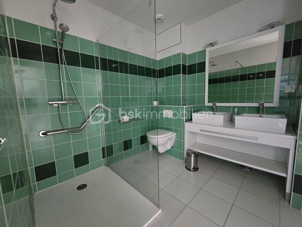 BSK IMMOBILIER - ALIX LAGARDERE - BADEN (GOLFE DU MORBIHAN)

COUP DE CŒUR GARANTI pour ce superbe appartement vendu entièrement meublé et décoré, situé dans un environnement d’exception !

Idéalement situé au rez-de-chaussée d’un château ancien entièrement rénové en 2012 avec piscine chauffée et magnifique parc arboré d’environ 2 hectares, à seulement 1 km du bourg de Baden et de toutes ses commodités.

Ce charmant appartement, d’une surface d’environ 56 m², comprend :
Une cuisine aménagée et équipée ouverte sur une agréable et lumineuse pièce de vie avec rangements intégrés et vue sur la piscine, une chambre avec placard et bureau, une  deuxième chambre avec placard comprenant un lit simple et un lit superposé, une vaste salle d’eau avec WC.

➕ Les atouts :
- Le château a été entièrement rénové en 2012, vous profitez ainsi du charme de l’ancien tout en bénéficiant du confort d'une construction récente.
- Belle hauteur sous plafond offrant une impression d'espace et une belle luminosité.
- Habitation à l’année et location saisonnière autorisées.
- Charges 2300 € ( dont eau, electricité, charges de copropriété).
- Aucun travaux à prévoir.

Vous recherchez un pied-à-terre en Bretagne, un investissement locatif ou simplement un lieu où poser vos valises dans un cadre privilégié ?
Cet appartement s’adapte à tous vos projets !

Pour visiter et vous accompagner dans votre projet, contactez Alix Lagardère !

Évaluation gratuite de votre bien sous 48h (succession ou projet de vente).
Je serai ravie de vous accompagner personnellement et avec professionnalisme dans toutes les étapes de votre projet immobilier !