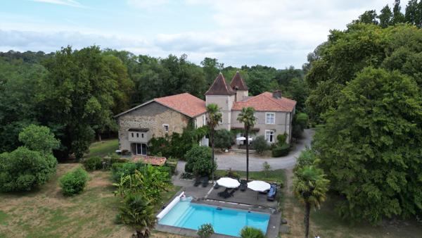 CHÂTEAU DE PRESTIGE AVEC ACTIVITÉ TOURISTIQUE ET ÉVÉNEMENTIELLE Pouillon