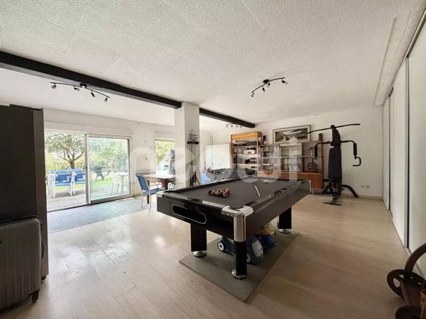 CALUIRE-ET-CUIRE – Maison contemporaine de 207 m² avec piscine