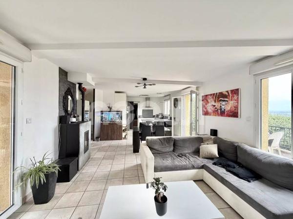 CALUIRE-ET-CUIRE – Maison contemporaine de 207 m² avec piscine