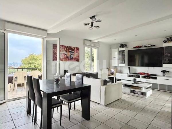 CALUIRE-ET-CUIRE – Maison contemporaine de 207 m² avec piscine