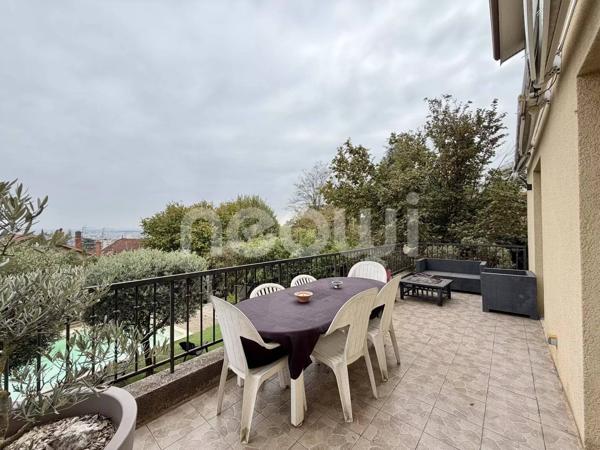 CALUIRE-ET-CUIRE – Maison contemporaine de 207 m² avec piscine