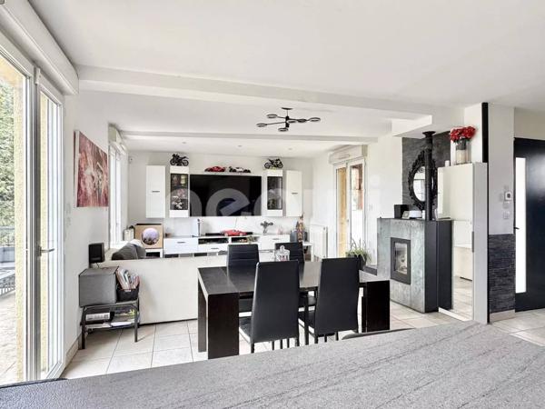 CALUIRE-ET-CUIRE – Maison contemporaine de 207 m² avec piscine