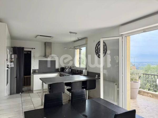 CALUIRE-ET-CUIRE – Maison contemporaine de 207 m² avec piscine