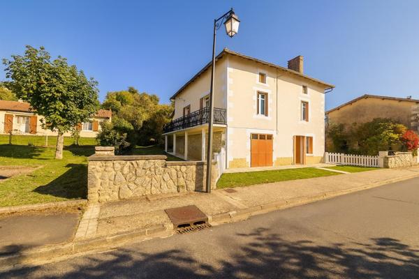 Alloue - Maison avec 4 chambres, garage, terasse couverte, jardin Alloue