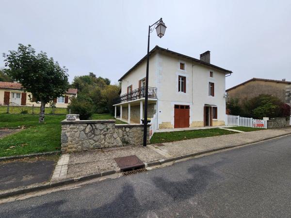Alloue - Maison avec 4 chambres, garage, terasse couverte, jardin Alloue