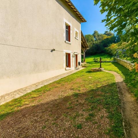 Alloue - Maison avec 4 chambres, garage, terasse couverte, jardin Alloue