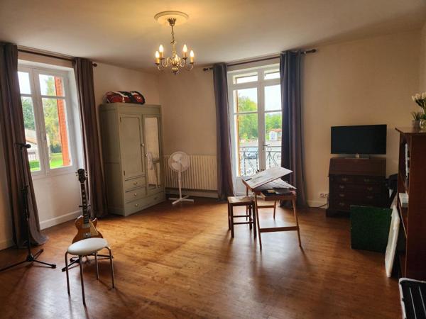 Alloue - Maison avec 4 chambres, garage, terasse couverte, jardin Alloue