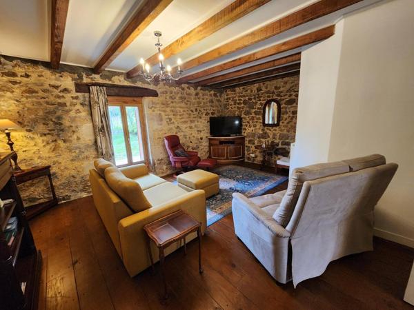 Alloue - Maison avec 4 chambres, garage, terasse couverte, jardin Alloue