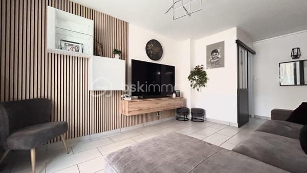 Patricia Acquaviva vous présente en exclusivité ce véritable coup de cœur situé au sein de la résidence Saint-André dont la copropriété est sécurisée.

D’une superficie de 67 m², cet appartement T4, entièrement rénové avec beaucoup de goût, offre un cadre de vie agréable, fonctionnel et chaleureux.

Vous découvrirez une entrée avec placard ouvrant sur une agréable pièce de vie, ainsi qu’une cuisine séparée et entièrement équipée, prolongée par une loggia fermée, offrant un espace supplémentaire très appréciable.

L’espace nuit se compose de trois chambres, dont deux disposent de placards intégrés. Une salle de bains avec douche et un WC indépendant complètent cet espace.

L’appartement bénéficie également d’un balcon sans vis à vis, agrémenté d'un store banne électrique, permettant de profiter pleinement de l’extérieur.

Entièrement rénové avec soin, cet appartement dispose notamment de menuiseries en double vitrage PVC installées en 2018, de volets persiennes, ainsi que d’un cumulus basse consommation dernière génération installé en 2025.

Le bien est vendu avec une cave et une place de parking privative.

Côté charges, la copropriété représente 505 € par trimestre, comprenant notamment le chauffage collectif. La taxe foncière s’élève à 1 554 € pour l’année 2026.

Vous apprécierez également sa situation privilégiée, à proximité des commerces, des commodités et du tram A, avec un accès rapide à la rocade et à l’espace Comboire.

Un appartement soigné, rénové avec goût et parfaitement fonctionnel, qui offre de beaux espaces et de nombreux atouts.

Une exclusivité Patricia Acquaviva à découvrir sans tarder !