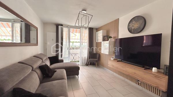 Patricia Acquaviva vous présente en exclusivité ce véritable coup de cœur situé au sein de la résidence Saint-André dont la copropriété est sécurisée.

D’une superficie de 67 m², cet appartement T4, entièrement rénové avec beaucoup de goût, offre un cadre de vie agréable, fonctionnel et chaleureux.

Vous découvrirez une entrée avec placard ouvrant sur une agréable pièce de vie, ainsi qu’une cuisine séparée et entièrement équipée, prolongée par une loggia fermée, offrant un espace supplémentaire très appréciable.

L’espace nuit se compose de trois chambres, dont deux disposent de placards intégrés. Une salle de bains avec douche et un WC indépendant complètent cet espace.

L’appartement bénéficie également d’un balcon sans vis à vis, agrémenté d'un store banne électrique, permettant de profiter pleinement de l’extérieur.

Entièrement rénové avec soin, cet appartement dispose notamment de menuiseries en double vitrage PVC installées en 2018, de volets persiennes, ainsi que d’un cumulus basse consommation dernière génération installé en 2025.

Le bien est vendu avec une cave et une place de parking privative.

Côté charges, la copropriété représente 505 € par trimestre, comprenant notamment le chauffage collectif. La taxe foncière s’élève à 1 554 € pour l’année 2026.

Vous apprécierez également sa situation privilégiée, à proximité des commerces, des commodités et du tram A, avec un accès rapide à la rocade et à l’espace Comboire.

Un appartement soigné, rénové avec goût et parfaitement fonctionnel, qui offre de beaux espaces et de nombreux atouts.

Une exclusivité Patricia Acquaviva à découvrir sans tarder !