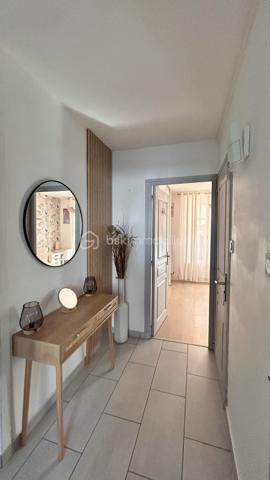 Patricia Acquaviva vous présente en exclusivité ce véritable coup de cœur situé au sein de la résidence Saint-André dont la copropriété est sécurisée.

D’une superficie de 67 m², cet appartement T4, entièrement rénové avec beaucoup de goût, offre un cadre de vie agréable, fonctionnel et chaleureux.

Vous découvrirez une entrée avec placard ouvrant sur une agréable pièce de vie, ainsi qu’une cuisine séparée et entièrement équipée, prolongée par une loggia fermée, offrant un espace supplémentaire très appréciable.

L’espace nuit se compose de trois chambres, dont deux disposent de placards intégrés. Une salle de bains avec douche et un WC indépendant complètent cet espace.

L’appartement bénéficie également d’un balcon sans vis à vis, agrémenté d'un store banne électrique, permettant de profiter pleinement de l’extérieur.

Entièrement rénové avec soin, cet appartement dispose notamment de menuiseries en double vitrage PVC installées en 2018, de volets persiennes, ainsi que d’un cumulus basse consommation dernière génération installé en 2025.

Le bien est vendu avec une cave et une place de parking privative.

Côté charges, la copropriété représente 505 € par trimestre, comprenant notamment le chauffage collectif. La taxe foncière s’élève à 1 554 € pour l’année 2026.

Vous apprécierez également sa situation privilégiée, à proximité des commerces, des commodités et du tram A, avec un accès rapide à la rocade et à l’espace Comboire.

Un appartement soigné, rénové avec goût et parfaitement fonctionnel, qui offre de beaux espaces et de nombreux atouts.

Une exclusivité Patricia Acquaviva à découvrir sans tarder !