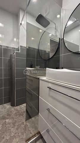 Patricia Acquaviva vous présente en exclusivité ce véritable coup de cœur situé au sein de la résidence Saint-André dont la copropriété est sécurisée.

D’une superficie de 67 m², cet appartement T4, entièrement rénové avec beaucoup de goût, offre un cadre de vie agréable, fonctionnel et chaleureux.

Vous découvrirez une entrée avec placard ouvrant sur une agréable pièce de vie, ainsi qu’une cuisine séparée et entièrement équipée, prolongée par une loggia fermée, offrant un espace supplémentaire très appréciable.

L’espace nuit se compose de trois chambres, dont deux disposent de placards intégrés. Une salle de bains avec douche et un WC indépendant complètent cet espace.

L’appartement bénéficie également d’un balcon sans vis à vis, agrémenté d'un store banne électrique, permettant de profiter pleinement de l’extérieur.

Entièrement rénové avec soin, cet appartement dispose notamment de menuiseries en double vitrage PVC installées en 2018, de volets persiennes, ainsi que d’un cumulus basse consommation dernière génération installé en 2025.

Le bien est vendu avec une cave et une place de parking privative.

Côté charges, la copropriété représente 505 € par trimestre, comprenant notamment le chauffage collectif. La taxe foncière s’élève à 1 554 € pour l’année 2026.

Vous apprécierez également sa situation privilégiée, à proximité des commerces, des commodités et du tram A, avec un accès rapide à la rocade et à l’espace Comboire.

Un appartement soigné, rénové avec goût et parfaitement fonctionnel, qui offre de beaux espaces et de nombreux atouts.

Une exclusivité Patricia Acquaviva à découvrir sans tarder !