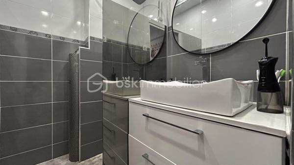 Patricia Acquaviva vous présente en exclusivité ce véritable coup de cœur situé au sein de la résidence Saint-André dont la copropriété est sécurisée.

D’une superficie de 67 m², cet appartement T4, entièrement rénové avec beaucoup de goût, offre un cadre de vie agréable, fonctionnel et chaleureux.

Vous découvrirez une entrée avec placard ouvrant sur une agréable pièce de vie, ainsi qu’une cuisine séparée et entièrement équipée, prolongée par une loggia fermée, offrant un espace supplémentaire très appréciable.

L’espace nuit se compose de trois chambres, dont deux disposent de placards intégrés. Une salle de bains avec douche et un WC indépendant complètent cet espace.

L’appartement bénéficie également d’un balcon sans vis à vis, agrémenté d'un store banne électrique, permettant de profiter pleinement de l’extérieur.

Entièrement rénové avec soin, cet appartement dispose notamment de menuiseries en double vitrage PVC installées en 2018, de volets persiennes, ainsi que d’un cumulus basse consommation dernière génération installé en 2025.

Le bien est vendu avec une cave et une place de parking privative.

Côté charges, la copropriété représente 505 € par trimestre, comprenant notamment le chauffage collectif. La taxe foncière s’élève à 1 554 € pour l’année 2026.

Vous apprécierez également sa situation privilégiée, à proximité des commerces, des commodités et du tram A, avec un accès rapide à la rocade et à l’espace Comboire.

Un appartement soigné, rénové avec goût et parfaitement fonctionnel, qui offre de beaux espaces et de nombreux atouts.

Une exclusivité Patricia Acquaviva à découvrir sans tarder !