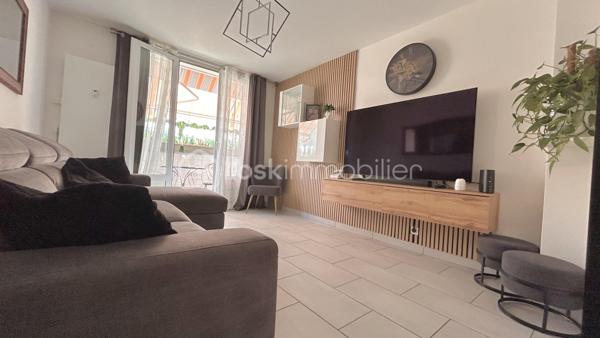 Patricia Acquaviva vous présente en exclusivité ce véritable coup de cœur situé au sein de la résidence Saint-André dont la copropriété est sécurisée.

D’une superficie de 67 m², cet appartement T4, entièrement rénové avec beaucoup de goût, offre un cadre de vie agréable, fonctionnel et chaleureux.

Vous découvrirez une entrée avec placard ouvrant sur une agréable pièce de vie, ainsi qu’une cuisine séparée et entièrement équipée, prolongée par une loggia fermée, offrant un espace supplémentaire très appréciable.

L’espace nuit se compose de trois chambres, dont deux disposent de placards intégrés. Une salle de bains avec douche et un WC indépendant complètent cet espace.

L’appartement bénéficie également d’un balcon sans vis à vis, agrémenté d'un store banne électrique, permettant de profiter pleinement de l’extérieur.

Entièrement rénové avec soin, cet appartement dispose notamment de menuiseries en double vitrage PVC installées en 2018, de volets persiennes, ainsi que d’un cumulus basse consommation dernière génération installé en 2025.

Le bien est vendu avec une cave et une place de parking privative.

Côté charges, la copropriété représente 505 € par trimestre, comprenant notamment le chauffage collectif. La taxe foncière s’élève à 1 554 € pour l’année 2026.

Vous apprécierez également sa situation privilégiée, à proximité des commerces, des commodités et du tram A, avec un accès rapide à la rocade et à l’espace Comboire.

Un appartement soigné, rénové avec goût et parfaitement fonctionnel, qui offre de beaux espaces et de nombreux atouts.

Une exclusivité Patricia Acquaviva à découvrir sans tarder !