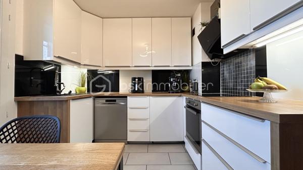 Patricia Acquaviva vous présente en exclusivité ce véritable coup de cœur situé au sein de la résidence Saint-André dont la copropriété est sécurisée.

D’une superficie de 67 m², cet appartement T4, entièrement rénové avec beaucoup de goût, offre un cadre de vie agréable, fonctionnel et chaleureux.

Vous découvrirez une entrée avec placard ouvrant sur une agréable pièce de vie, ainsi qu’une cuisine séparée et entièrement équipée, prolongée par une loggia fermée, offrant un espace supplémentaire très appréciable.

L’espace nuit se compose de trois chambres, dont deux disposent de placards intégrés. Une salle de bains avec douche et un WC indépendant complètent cet espace.

L’appartement bénéficie également d’un balcon sans vis à vis, agrémenté d'un store banne électrique, permettant de profiter pleinement de l’extérieur.

Entièrement rénové avec soin, cet appartement dispose notamment de menuiseries en double vitrage PVC installées en 2018, de volets persiennes, ainsi que d’un cumulus basse consommation dernière génération installé en 2025.

Le bien est vendu avec une cave et une place de parking privative.

Côté charges, la copropriété représente 505 € par trimestre, comprenant notamment le chauffage collectif. La taxe foncière s’élève à 1 554 € pour l’année 2026.

Vous apprécierez également sa situation privilégiée, à proximité des commerces, des commodités et du tram A, avec un accès rapide à la rocade et à l’espace Comboire.

Un appartement soigné, rénové avec goût et parfaitement fonctionnel, qui offre de beaux espaces et de nombreux atouts.

Une exclusivité Patricia Acquaviva à découvrir sans tarder !