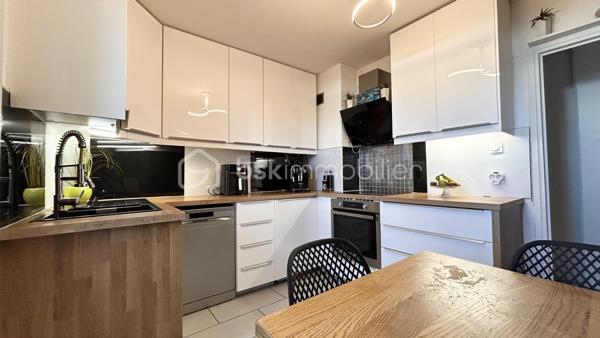 Patricia Acquaviva vous présente en exclusivité ce véritable coup de cœur situé au sein de la résidence Saint-André dont la copropriété est sécurisée.

D’une superficie de 67 m², cet appartement T4, entièrement rénové avec beaucoup de goût, offre un cadre de vie agréable, fonctionnel et chaleureux.

Vous découvrirez une entrée avec placard ouvrant sur une agréable pièce de vie, ainsi qu’une cuisine séparée et entièrement équipée, prolongée par une loggia fermée, offrant un espace supplémentaire très appréciable.

L’espace nuit se compose de trois chambres, dont deux disposent de placards intégrés. Une salle de bains avec douche et un WC indépendant complètent cet espace.

L’appartement bénéficie également d’un balcon sans vis à vis, agrémenté d'un store banne électrique, permettant de profiter pleinement de l’extérieur.

Entièrement rénové avec soin, cet appartement dispose notamment de menuiseries en double vitrage PVC installées en 2018, de volets persiennes, ainsi que d’un cumulus basse consommation dernière génération installé en 2025.

Le bien est vendu avec une cave et une place de parking privative.

Côté charges, la copropriété représente 505 € par trimestre, comprenant notamment le chauffage collectif. La taxe foncière s’élève à 1 554 € pour l’année 2026.

Vous apprécierez également sa situation privilégiée, à proximité des commerces, des commodités et du tram A, avec un accès rapide à la rocade et à l’espace Comboire.

Un appartement soigné, rénové avec goût et parfaitement fonctionnel, qui offre de beaux espaces et de nombreux atouts.

Une exclusivité Patricia Acquaviva à découvrir sans tarder !