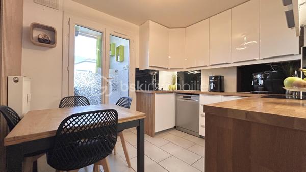 Patricia Acquaviva vous présente en exclusivité ce véritable coup de cœur situé au sein de la résidence Saint-André dont la copropriété est sécurisée.

D’une superficie de 67 m², cet appartement T4, entièrement rénové avec beaucoup de goût, offre un cadre de vie agréable, fonctionnel et chaleureux.

Vous découvrirez une entrée avec placard ouvrant sur une agréable pièce de vie, ainsi qu’une cuisine séparée et entièrement équipée, prolongée par une loggia fermée, offrant un espace supplémentaire très appréciable.

L’espace nuit se compose de trois chambres, dont deux disposent de placards intégrés. Une salle de bains avec douche et un WC indépendant complètent cet espace.

L’appartement bénéficie également d’un balcon sans vis à vis, agrémenté d'un store banne électrique, permettant de profiter pleinement de l’extérieur.

Entièrement rénové avec soin, cet appartement dispose notamment de menuiseries en double vitrage PVC installées en 2018, de volets persiennes, ainsi que d’un cumulus basse consommation dernière génération installé en 2025.

Le bien est vendu avec une cave et une place de parking privative.

Côté charges, la copropriété représente 505 € par trimestre, comprenant notamment le chauffage collectif. La taxe foncière s’élève à 1 554 € pour l’année 2026.

Vous apprécierez également sa situation privilégiée, à proximité des commerces, des commodités et du tram A, avec un accès rapide à la rocade et à l’espace Comboire.

Un appartement soigné, rénové avec goût et parfaitement fonctionnel, qui offre de beaux espaces et de nombreux atouts.

Une exclusivité Patricia Acquaviva à découvrir sans tarder !