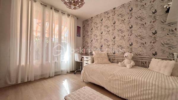 Patricia Acquaviva vous présente en exclusivité ce véritable coup de cœur situé au sein de la résidence Saint-André dont la copropriété est sécurisée.

D’une superficie de 67 m², cet appartement T4, entièrement rénové avec beaucoup de goût, offre un cadre de vie agréable, fonctionnel et chaleureux.

Vous découvrirez une entrée avec placard ouvrant sur une agréable pièce de vie, ainsi qu’une cuisine séparée et entièrement équipée, prolongée par une loggia fermée, offrant un espace supplémentaire très appréciable.

L’espace nuit se compose de trois chambres, dont deux disposent de placards intégrés. Une salle de bains avec douche et un WC indépendant complètent cet espace.

L’appartement bénéficie également d’un balcon sans vis à vis, agrémenté d'un store banne électrique, permettant de profiter pleinement de l’extérieur.

Entièrement rénové avec soin, cet appartement dispose notamment de menuiseries en double vitrage PVC installées en 2018, de volets persiennes, ainsi que d’un cumulus basse consommation dernière génération installé en 2025.

Le bien est vendu avec une cave et une place de parking privative.

Côté charges, la copropriété représente 505 € par trimestre, comprenant notamment le chauffage collectif. La taxe foncière s’élève à 1 554 € pour l’année 2026.

Vous apprécierez également sa situation privilégiée, à proximité des commerces, des commodités et du tram A, avec un accès rapide à la rocade et à l’espace Comboire.

Un appartement soigné, rénové avec goût et parfaitement fonctionnel, qui offre de beaux espaces et de nombreux atouts.

Une exclusivité Patricia Acquaviva à découvrir sans tarder !