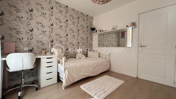 Patricia Acquaviva vous présente en exclusivité ce véritable coup de cœur situé au sein de la résidence Saint-André dont la copropriété est sécurisée.

D’une superficie de 67 m², cet appartement T4, entièrement rénové avec beaucoup de goût, offre un cadre de vie agréable, fonctionnel et chaleureux.

Vous découvrirez une entrée avec placard ouvrant sur une agréable pièce de vie, ainsi qu’une cuisine séparée et entièrement équipée, prolongée par une loggia fermée, offrant un espace supplémentaire très appréciable.

L’espace nuit se compose de trois chambres, dont deux disposent de placards intégrés. Une salle de bains avec douche et un WC indépendant complètent cet espace.

L’appartement bénéficie également d’un balcon sans vis à vis, agrémenté d'un store banne électrique, permettant de profiter pleinement de l’extérieur.

Entièrement rénové avec soin, cet appartement dispose notamment de menuiseries en double vitrage PVC installées en 2018, de volets persiennes, ainsi que d’un cumulus basse consommation dernière génération installé en 2025.

Le bien est vendu avec une cave et une place de parking privative.

Côté charges, la copropriété représente 505 € par trimestre, comprenant notamment le chauffage collectif. La taxe foncière s’élève à 1 554 € pour l’année 2026.

Vous apprécierez également sa situation privilégiée, à proximité des commerces, des commodités et du tram A, avec un accès rapide à la rocade et à l’espace Comboire.

Un appartement soigné, rénové avec goût et parfaitement fonctionnel, qui offre de beaux espaces et de nombreux atouts.

Une exclusivité Patricia Acquaviva à découvrir sans tarder !