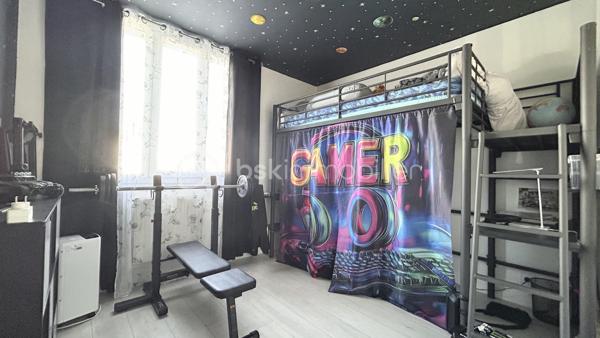 Patricia Acquaviva vous présente en exclusivité ce véritable coup de cœur situé au sein de la résidence Saint-André dont la copropriété est sécurisée.

D’une superficie de 67 m², cet appartement T4, entièrement rénové avec beaucoup de goût, offre un cadre de vie agréable, fonctionnel et chaleureux.

Vous découvrirez une entrée avec placard ouvrant sur une agréable pièce de vie, ainsi qu’une cuisine séparée et entièrement équipée, prolongée par une loggia fermée, offrant un espace supplémentaire très appréciable.

L’espace nuit se compose de trois chambres, dont deux disposent de placards intégrés. Une salle de bains avec douche et un WC indépendant complètent cet espace.

L’appartement bénéficie également d’un balcon sans vis à vis, agrémenté d'un store banne électrique, permettant de profiter pleinement de l’extérieur.

Entièrement rénové avec soin, cet appartement dispose notamment de menuiseries en double vitrage PVC installées en 2018, de volets persiennes, ainsi que d’un cumulus basse consommation dernière génération installé en 2025.

Le bien est vendu avec une cave et une place de parking privative.

Côté charges, la copropriété représente 505 € par trimestre, comprenant notamment le chauffage collectif. La taxe foncière s’élève à 1 554 € pour l’année 2026.

Vous apprécierez également sa situation privilégiée, à proximité des commerces, des commodités et du tram A, avec un accès rapide à la rocade et à l’espace Comboire.

Un appartement soigné, rénové avec goût et parfaitement fonctionnel, qui offre de beaux espaces et de nombreux atouts.

Une exclusivité Patricia Acquaviva à découvrir sans tarder !
