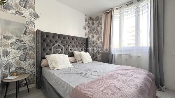 Patricia Acquaviva vous présente en exclusivité ce véritable coup de cœur situé au sein de la résidence Saint-André dont la copropriété est sécurisée.

D’une superficie de 67 m², cet appartement T4, entièrement rénové avec beaucoup de goût, offre un cadre de vie agréable, fonctionnel et chaleureux.

Vous découvrirez une entrée avec placard ouvrant sur une agréable pièce de vie, ainsi qu’une cuisine séparée et entièrement équipée, prolongée par une loggia fermée, offrant un espace supplémentaire très appréciable.

L’espace nuit se compose de trois chambres, dont deux disposent de placards intégrés. Une salle de bains avec douche et un WC indépendant complètent cet espace.

L’appartement bénéficie également d’un balcon sans vis à vis, agrémenté d'un store banne électrique, permettant de profiter pleinement de l’extérieur.

Entièrement rénové avec soin, cet appartement dispose notamment de menuiseries en double vitrage PVC installées en 2018, de volets persiennes, ainsi que d’un cumulus basse consommation dernière génération installé en 2025.

Le bien est vendu avec une cave et une place de parking privative.

Côté charges, la copropriété représente 505 € par trimestre, comprenant notamment le chauffage collectif. La taxe foncière s’élève à 1 554 € pour l’année 2026.

Vous apprécierez également sa situation privilégiée, à proximité des commerces, des commodités et du tram A, avec un accès rapide à la rocade et à l’espace Comboire.

Un appartement soigné, rénové avec goût et parfaitement fonctionnel, qui offre de beaux espaces et de nombreux atouts.

Une exclusivité Patricia Acquaviva à découvrir sans tarder !