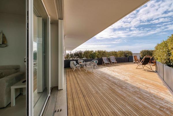 SUPERBE APPARTEMENT AVEC GRANDE TERRASSE ET VUE MER ROYAN