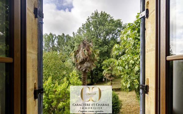 Beynac-et-Cazenac (24220) Beynac. Maison en pierre restaurée 200 m2 - jardin - Spa - Vue Château.