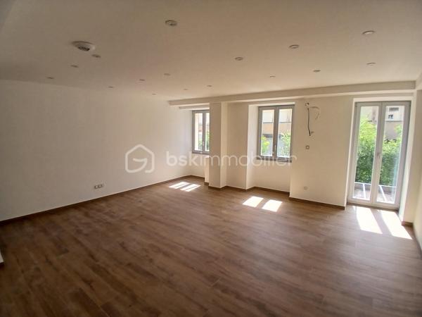 Venez habitez dans une residence de caractère!  un appartement type 3 de charme  au premier étage, idéalement situé à proximité du doubs ( faubourg tarragnoz), ou vous pouvez faire des ballades à pieds ou en vélo etc...prendre la véloroute.
Imaginez vous.....dans cet appartement qui vous propose: une entrée avec une porte blindée, votre pièce de vie cuisine ouverte sur séjour-salon de 28m2  avec un accès sur une terrasse , très rare, deux chambres parentales avec chacune  une salle d'eau avec douche!, un espace buanderie/ cellier, un cabinet de toilette avec un lave-main,appartement en cours de finitions .
Votre appartement possède un chauffage en aérothermie+ clim réversible en basse consommation, des belles prestations et finitions de qualité.
Possible achat d'une place de parking privative, frais de notaire réduit, honoraires inclus charge vendeur.
Attention, les photos des communs sont prises de la première tranche vendue en 2022, pour avoir un visuel.
Renseignements et rendez vous du lundi auè samedi de 8h à 20h