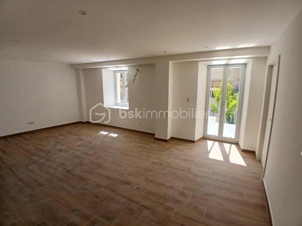 Venez habitez dans une residence de caractère!  un appartement type 3 de charme  au premier étage, idéalement situé à proximité du doubs ( faubourg tarragnoz), ou vous pouvez faire des ballades à pieds ou en vélo etc...prendre la véloroute.
Imaginez vous.....dans cet appartement qui vous propose: une entrée avec une porte blindée, votre pièce de vie cuisine ouverte sur séjour-salon de 28m2  avec un accès sur une terrasse , très rare, deux chambres parentales avec chacune  une salle d'eau avec douche!, un espace buanderie/ cellier, un cabinet de toilette avec un lave-main,appartement en cours de finitions .
Votre appartement possède un chauffage en aérothermie+ clim réversible en basse consommation, des belles prestations et finitions de qualité.
Possible achat d'une place de parking privative, frais de notaire réduit, honoraires inclus charge vendeur.
Attention, les photos des communs sont prises de la première tranche vendue en 2022, pour avoir un visuel.
Renseignements et rendez vous du lundi auè samedi de 8h à 20h