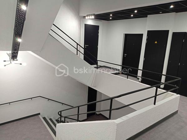 Venez habitez dans une residence de caractère!  un appartement type 3 de charme  au premier étage, idéalement situé à proximité du doubs ( faubourg tarragnoz), ou vous pouvez faire des ballades à pieds ou en vélo etc...prendre la véloroute.
Imaginez vous.....dans cet appartement qui vous propose: une entrée avec une porte blindée, votre pièce de vie cuisine ouverte sur séjour-salon de 28m2  avec un accès sur une terrasse , très rare, deux chambres parentales avec chacune  une salle d'eau avec douche!, un espace buanderie/ cellier, un cabinet de toilette avec un lave-main,appartement en cours de finitions .
Votre appartement possède un chauffage en aérothermie+ clim réversible en basse consommation, des belles prestations et finitions de qualité.
Possible achat d'une place de parking privative, frais de notaire réduit, honoraires inclus charge vendeur.
Attention, les photos des communs sont prises de la première tranche vendue en 2022, pour avoir un visuel.
Renseignements et rendez vous du lundi auè samedi de 8h à 20h