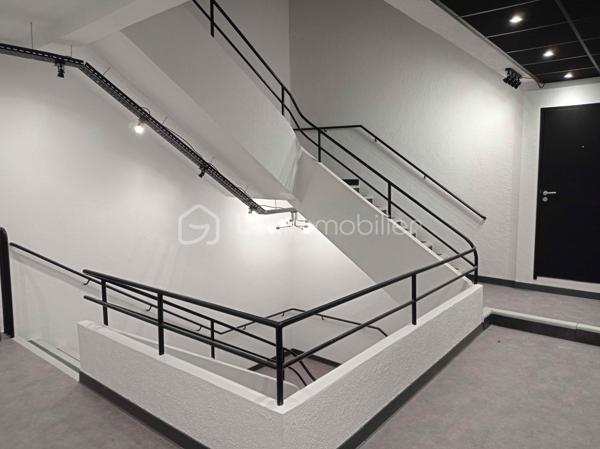 Venez habitez dans une residence de caractère!  un appartement type 3 de charme  au premier étage, idéalement situé à proximité du doubs ( faubourg tarragnoz), ou vous pouvez faire des ballades à pieds ou en vélo etc...prendre la véloroute.
Imaginez vous.....dans cet appartement qui vous propose: une entrée avec une porte blindée, votre pièce de vie cuisine ouverte sur séjour-salon de 28m2  avec un accès sur une terrasse , très rare, deux chambres parentales avec chacune  une salle d'eau avec douche!, un espace buanderie/ cellier, un cabinet de toilette avec un lave-main,appartement en cours de finitions .
Votre appartement possède un chauffage en aérothermie+ clim réversible en basse consommation, des belles prestations et finitions de qualité.
Possible achat d'une place de parking privative, frais de notaire réduit, honoraires inclus charge vendeur.
Attention, les photos des communs sont prises de la première tranche vendue en 2022, pour avoir un visuel.
Renseignements et rendez vous du lundi auè samedi de 8h à 20h