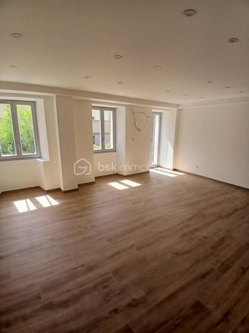 Venez habitez dans une residence de caractère!  un appartement type 3 de charme  au premier étage, idéalement situé à proximité du doubs ( faubourg tarragnoz), ou vous pouvez faire des ballades à pieds ou en vélo etc...prendre la véloroute.
Imaginez vous.....dans cet appartement qui vous propose: une entrée avec une porte blindée, votre pièce de vie cuisine ouverte sur séjour-salon de 28m2  avec un accès sur une terrasse , très rare, deux chambres parentales avec chacune  une salle d'eau avec douche!, un espace buanderie/ cellier, un cabinet de toilette avec un lave-main,appartement en cours de finitions .
Votre appartement possède un chauffage en aérothermie+ clim réversible en basse consommation, des belles prestations et finitions de qualité.
Possible achat d'une place de parking privative, frais de notaire réduit, honoraires inclus charge vendeur.
Attention, les photos des communs sont prises de la première tranche vendue en 2022, pour avoir un visuel.
Renseignements et rendez vous du lundi auè samedi de 8h à 20h