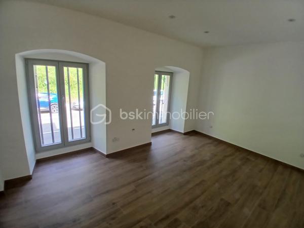 Venez habitez dans une residence de caractère!  un appartement type 3 de charme  au premier étage, idéalement situé à proximité du doubs ( faubourg tarragnoz), ou vous pouvez faire des ballades à pieds ou en vélo etc...prendre la véloroute.
Imaginez vous.....dans cet appartement qui vous propose: une entrée avec une porte blindée, votre pièce de vie cuisine ouverte sur séjour-salon de 28m2  avec un accès sur une terrasse , très rare, deux chambres parentales avec chacune  une salle d'eau avec douche!, un espace buanderie/ cellier, un cabinet de toilette avec un lave-main,appartement en cours de finitions .
Votre appartement possède un chauffage en aérothermie+ clim réversible en basse consommation, des belles prestations et finitions de qualité.
Possible achat d'une place de parking privative, frais de notaire réduit, honoraires inclus charge vendeur.
Attention, les photos des communs sont prises de la première tranche vendue en 2022, pour avoir un visuel.
Renseignements et rendez vous du lundi auè samedi de 8h à 20h