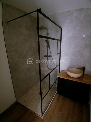 Venez habitez dans une residence de caractère!  un appartement type 3 de charme  au premier étage, idéalement situé à proximité du doubs ( faubourg tarragnoz), ou vous pouvez faire des ballades à pieds ou en vélo etc...prendre la véloroute.
Imaginez vous.....dans cet appartement qui vous propose: une entrée avec une porte blindée, votre pièce de vie cuisine ouverte sur séjour-salon de 28m2  avec un accès sur une terrasse , très rare, deux chambres parentales avec chacune  une salle d'eau avec douche!, un espace buanderie/ cellier, un cabinet de toilette avec un lave-main,appartement en cours de finitions .
Votre appartement possède un chauffage en aérothermie+ clim réversible en basse consommation, des belles prestations et finitions de qualité.
Possible achat d'une place de parking privative, frais de notaire réduit, honoraires inclus charge vendeur.
Attention, les photos des communs sont prises de la première tranche vendue en 2022, pour avoir un visuel.
Renseignements et rendez vous du lundi auè samedi de 8h à 20h
