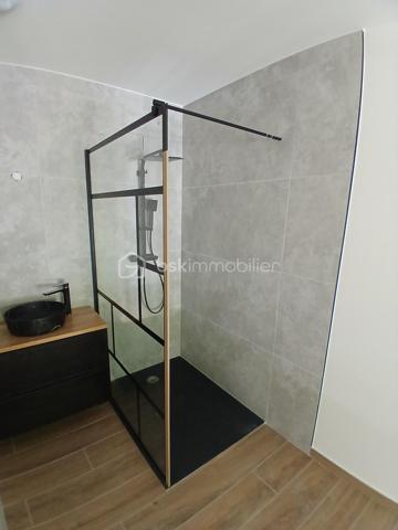 Venez habitez dans une residence de caractère!  un appartement type 3 de charme  au premier étage, idéalement situé à proximité du doubs ( faubourg tarragnoz), ou vous pouvez faire des ballades à pieds ou en vélo etc...prendre la véloroute.
Imaginez vous.....dans cet appartement qui vous propose: une entrée avec une porte blindée, votre pièce de vie cuisine ouverte sur séjour-salon de 28m2  avec un accès sur une terrasse , très rare, deux chambres parentales avec chacune  une salle d'eau avec douche!, un espace buanderie/ cellier, un cabinet de toilette avec un lave-main,appartement en cours de finitions .
Votre appartement possède un chauffage en aérothermie+ clim réversible en basse consommation, des belles prestations et finitions de qualité.
Possible achat d'une place de parking privative, frais de notaire réduit, honoraires inclus charge vendeur.
Attention, les photos des communs sont prises de la première tranche vendue en 2022, pour avoir un visuel.
Renseignements et rendez vous du lundi auè samedi de 8h à 20h