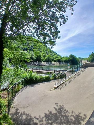 Venez habitez dans une residence de caractère!  un appartement type 3 de charme  au premier étage, idéalement situé à proximité du doubs ( faubourg tarragnoz), ou vous pouvez faire des ballades à pieds ou en vélo etc...prendre la véloroute.
Imaginez vous.....dans cet appartement qui vous propose: une entrée avec une porte blindée, votre pièce de vie cuisine ouverte sur séjour-salon de 28m2  avec un accès sur une terrasse , très rare, deux chambres parentales avec chacune  une salle d'eau avec douche!, un espace buanderie/ cellier, un cabinet de toilette avec un lave-main,appartement en cours de finitions .
Votre appartement possède un chauffage en aérothermie+ clim réversible en basse consommation, des belles prestations et finitions de qualité.
Possible achat d'une place de parking privative, frais de notaire réduit, honoraires inclus charge vendeur.
Attention, les photos des communs sont prises de la première tranche vendue en 2022, pour avoir un visuel.
Renseignements et rendez vous du lundi auè samedi de 8h à 20h